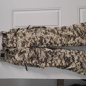 Boys Snow pants,med,by Turbine. Camo color
